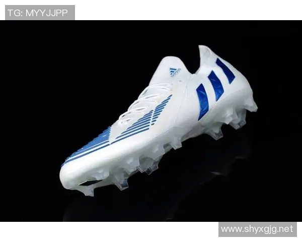 球星亲身示范黑色足球鞋潮流风尚 打造场上场下双重魅力